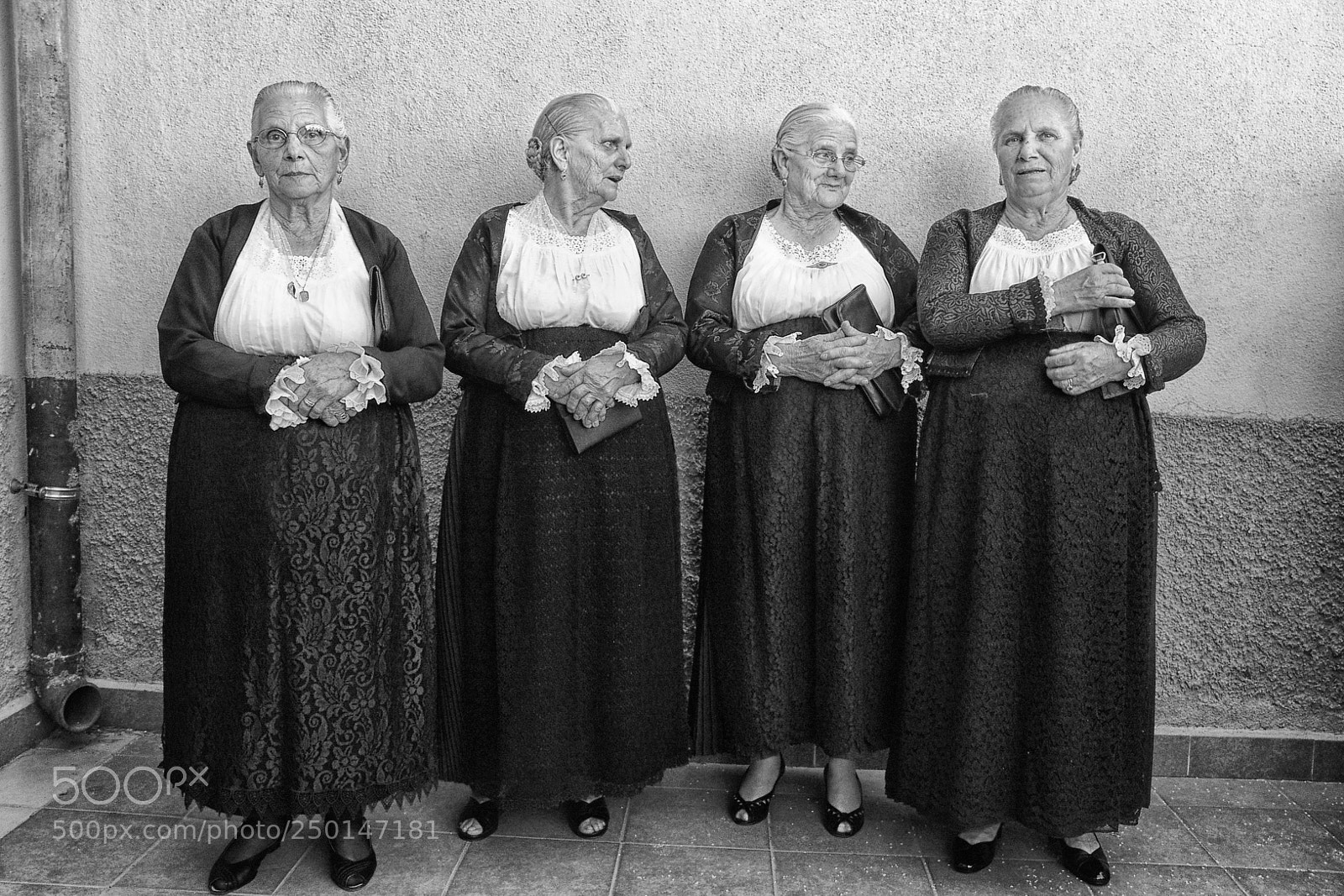 Sony DSC-F828 sample photo. Women of sardinia * photography