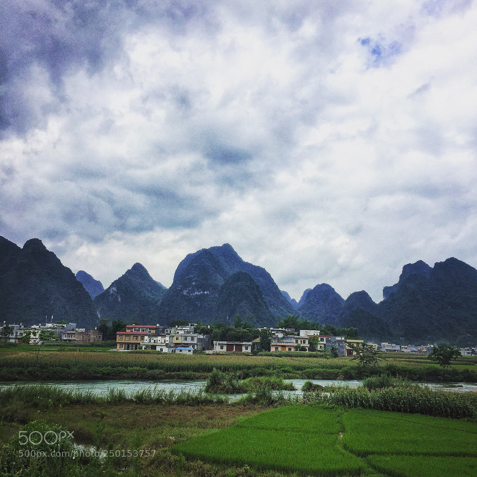 Apple iPhone 6 sample photo. 在前往廣西環江的路上，沿途盡是喀斯特地貌，因為尚未開放發展成觀光區，反而欣賞到原始風貌 photography