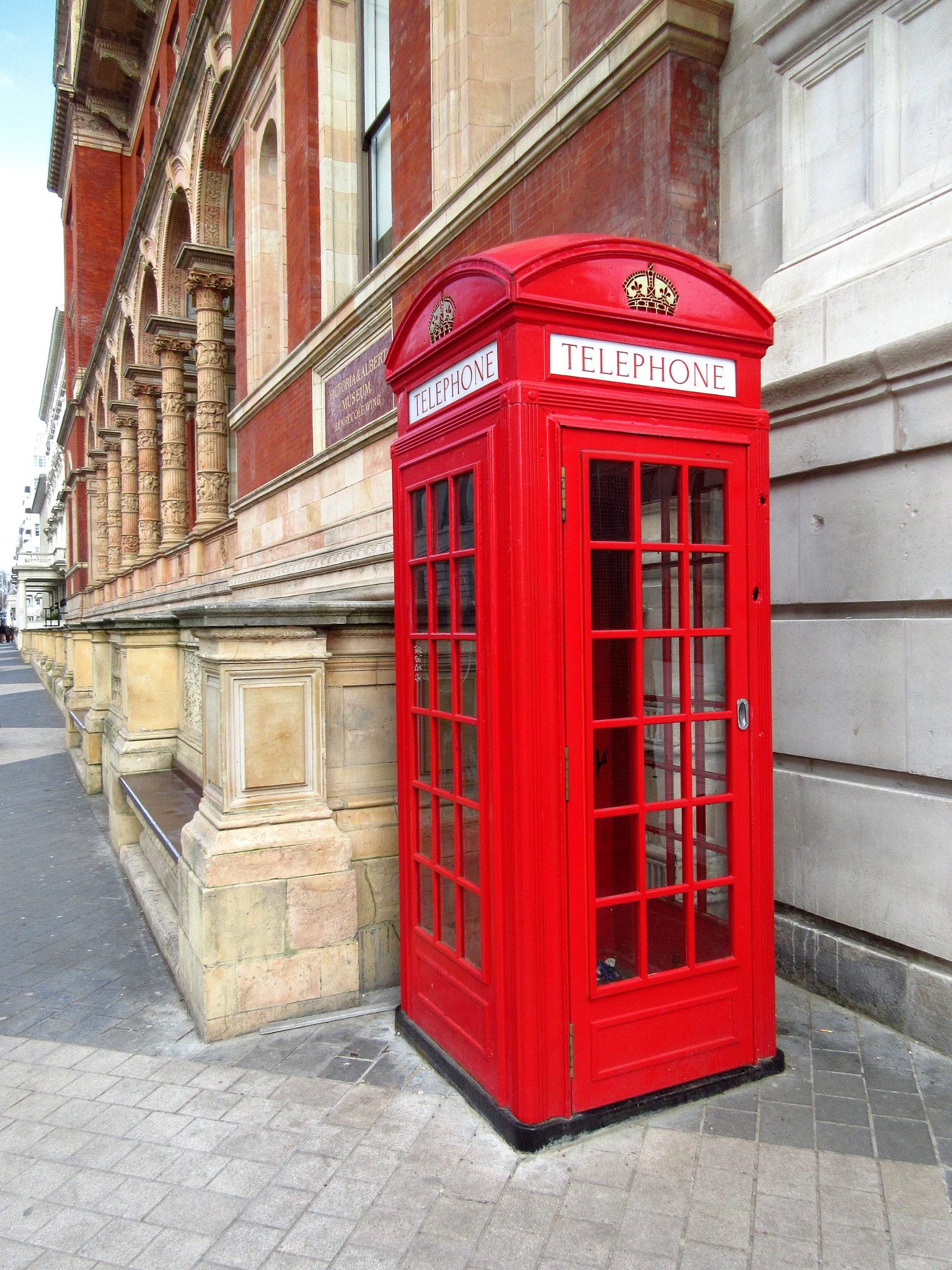 Canon PowerShot ELPH 350 HS (IXUS 275 HS / IXY 640) sample photo. Old red public telephone box in london photography