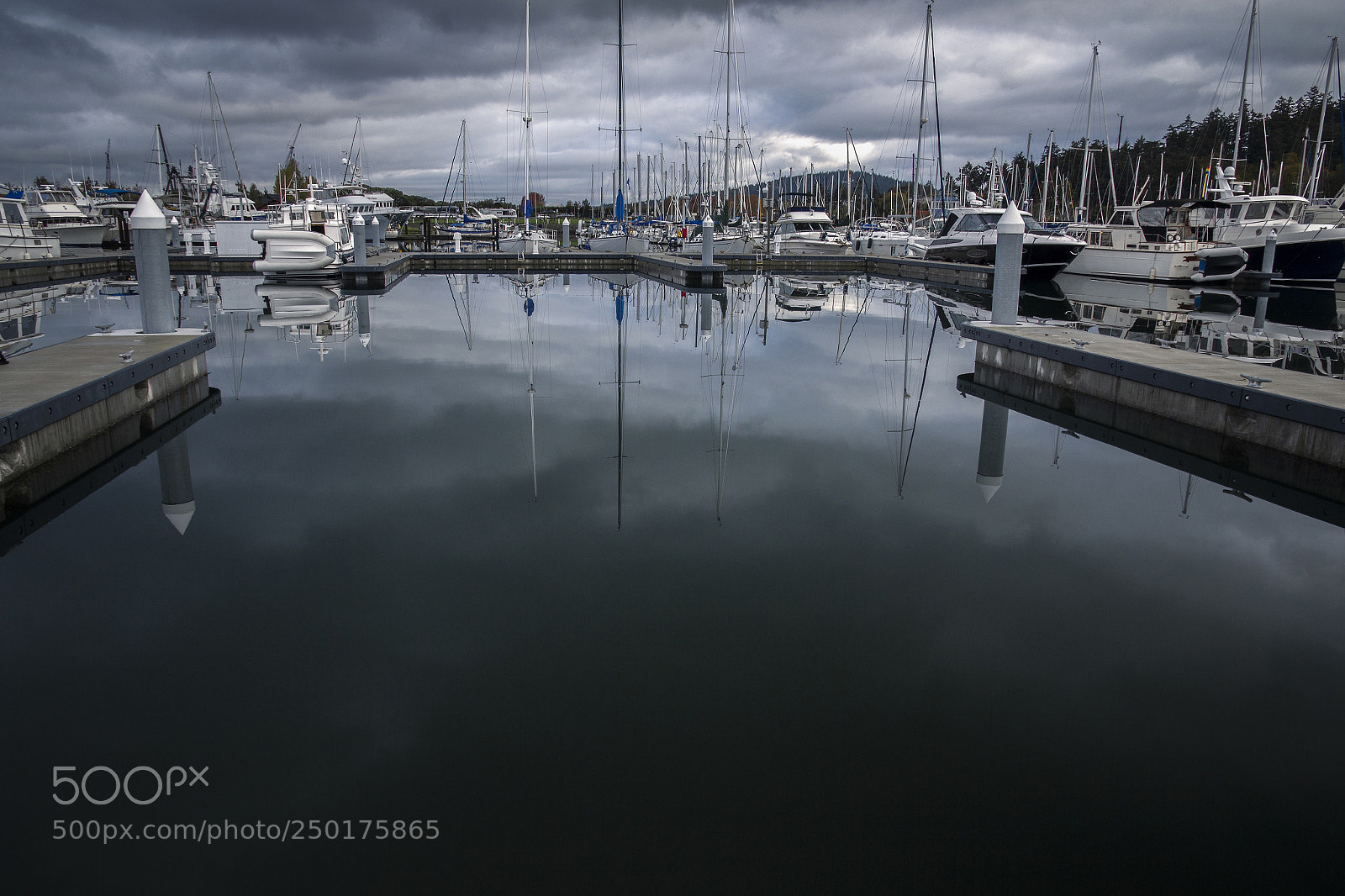 Canon EOS 550D (EOS Rebel T2i / EOS Kiss X4) sample photo. Foreboding skies tranquil waters photography