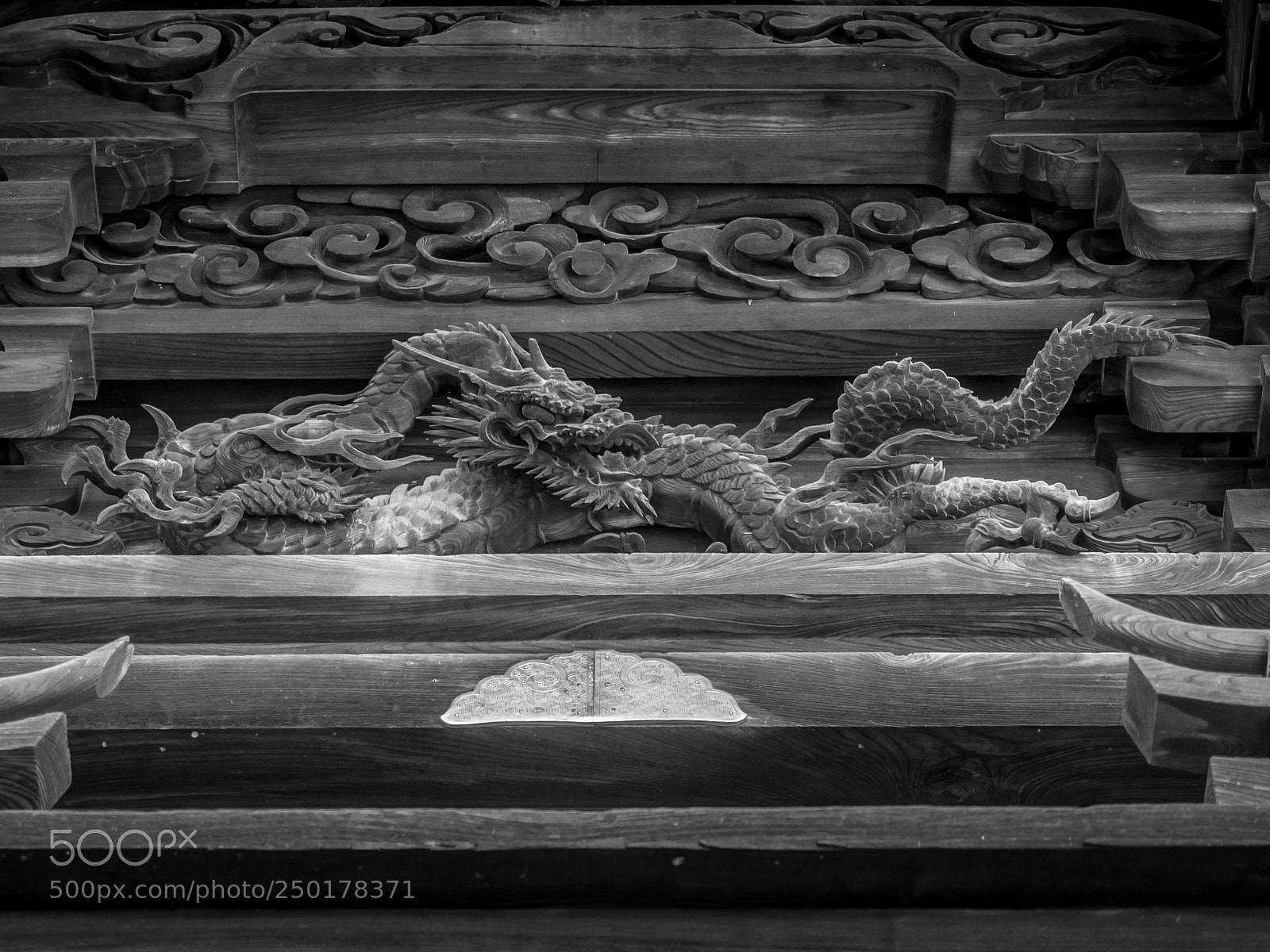 Olympus PEN E-P5 sample photo. Dragon sculpture photography