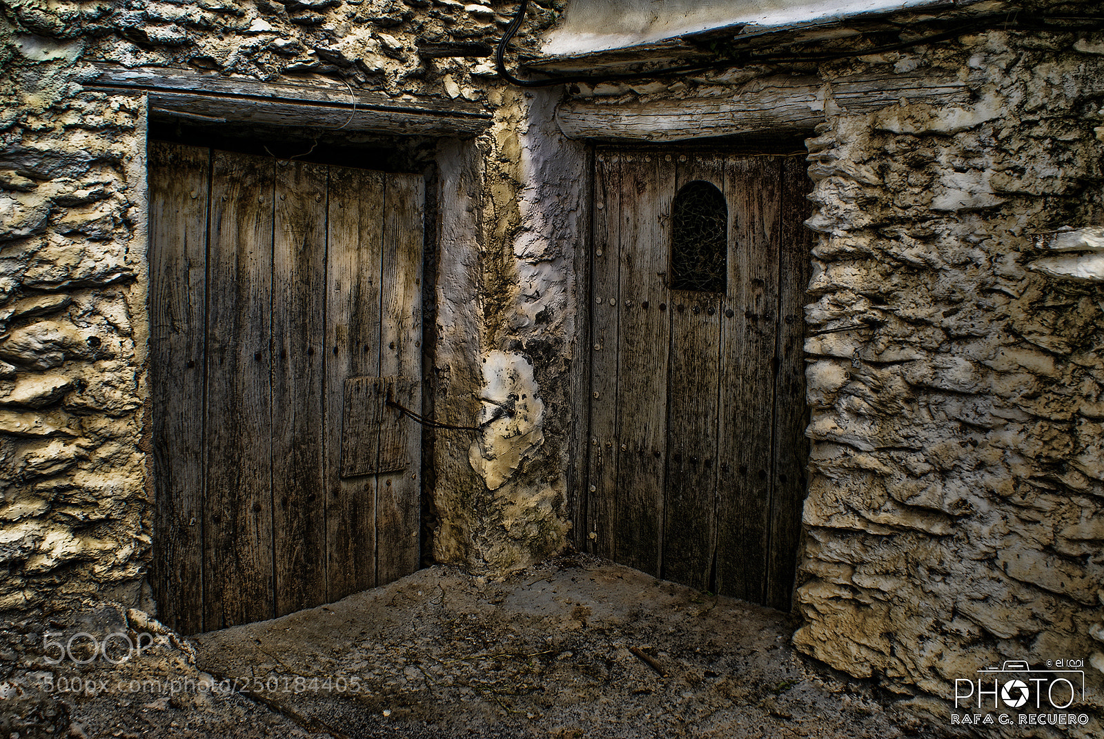 Sony Alpha DSLR-A100 sample photo. Dos puertas. photography
