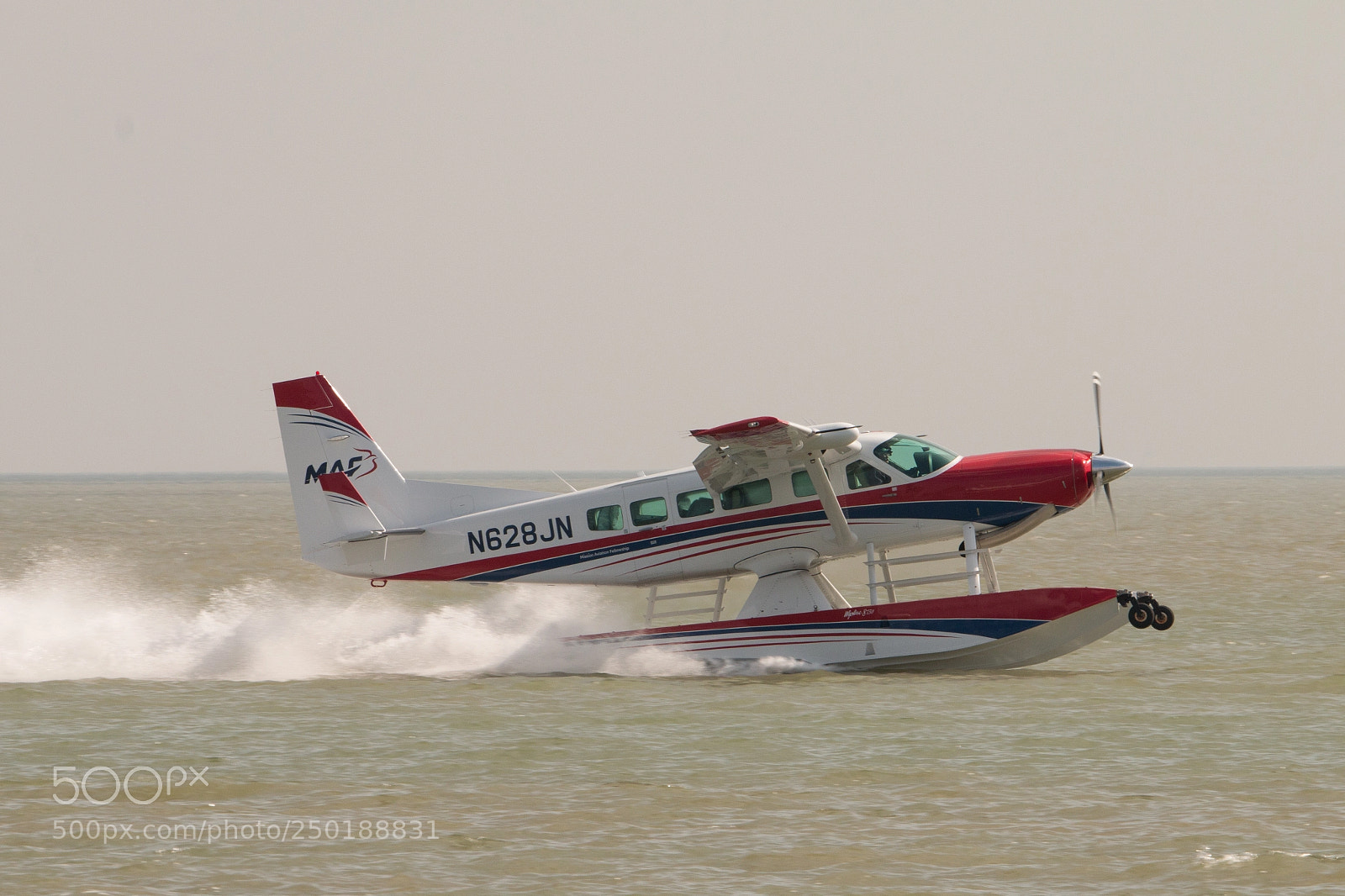 Canon EOS 70D sample photo. Cessna floatplane, landing photography