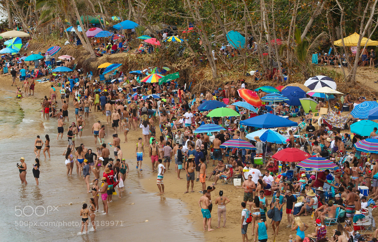 Canon EOS 1200D (EOS Rebel T5 / EOS Kiss X70 / EOS Hi) sample photo. Crowded beach photography