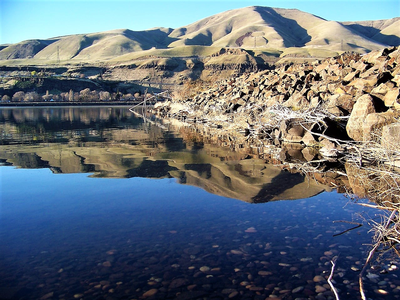 Kodak Z712 IS ZOOM DIGITAL CAMERA sample photo. Calm waters reflect deep blue photography