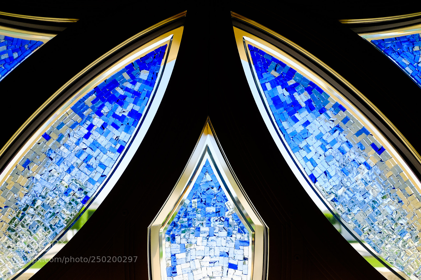 Fujifilm X-T1 sample photo. Window at sheikh zayed photography