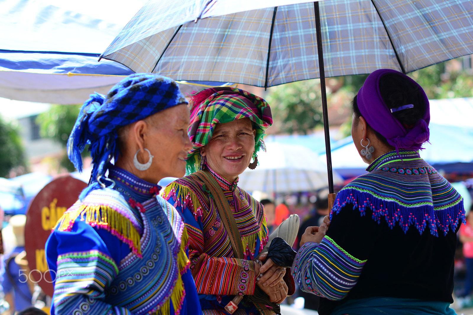 Nikon D7100 + Nikon AF-S Nikkor 50mm F1.4G sample photo. Traditional apparel in sapa market photography