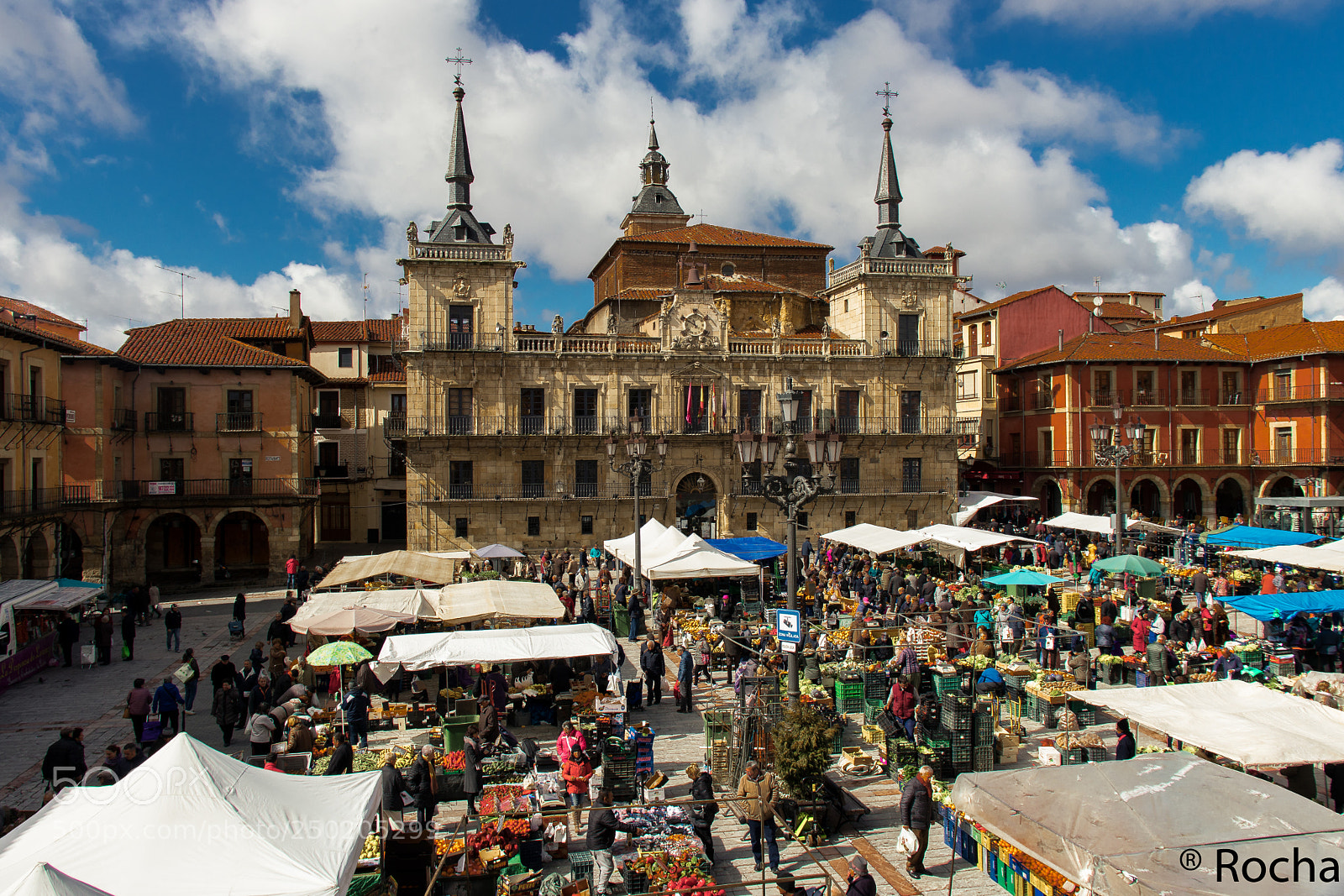 Canon EOS 77D (EOS 9000D / EOS 770D) sample photo. Plaza mayor de leon photography