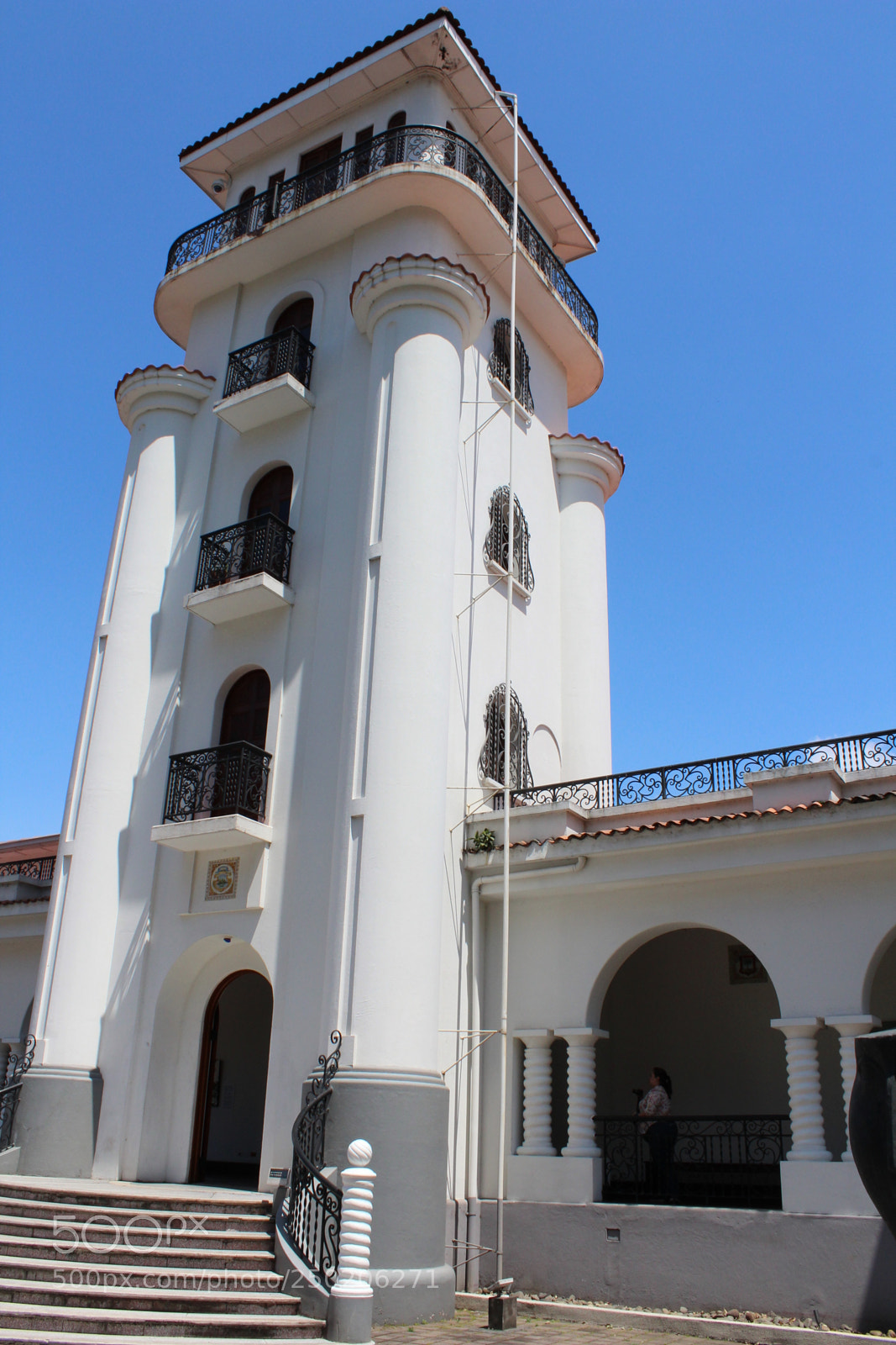 Canon EOS 1300D (EOS Rebel T6 / EOS Kiss X80) sample photo. Dentro del museo de photography
