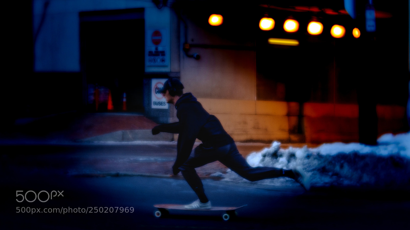Fujifilm X-T10 sample photo. Hurrying home before dark photography