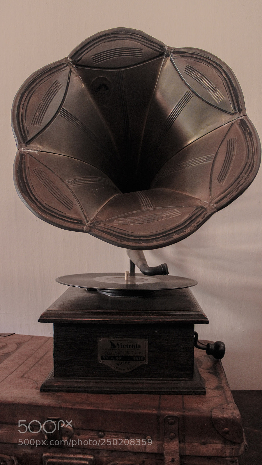 Canon EOS 600D (Rebel EOS T3i / EOS Kiss X5) sample photo. Gramophone photography