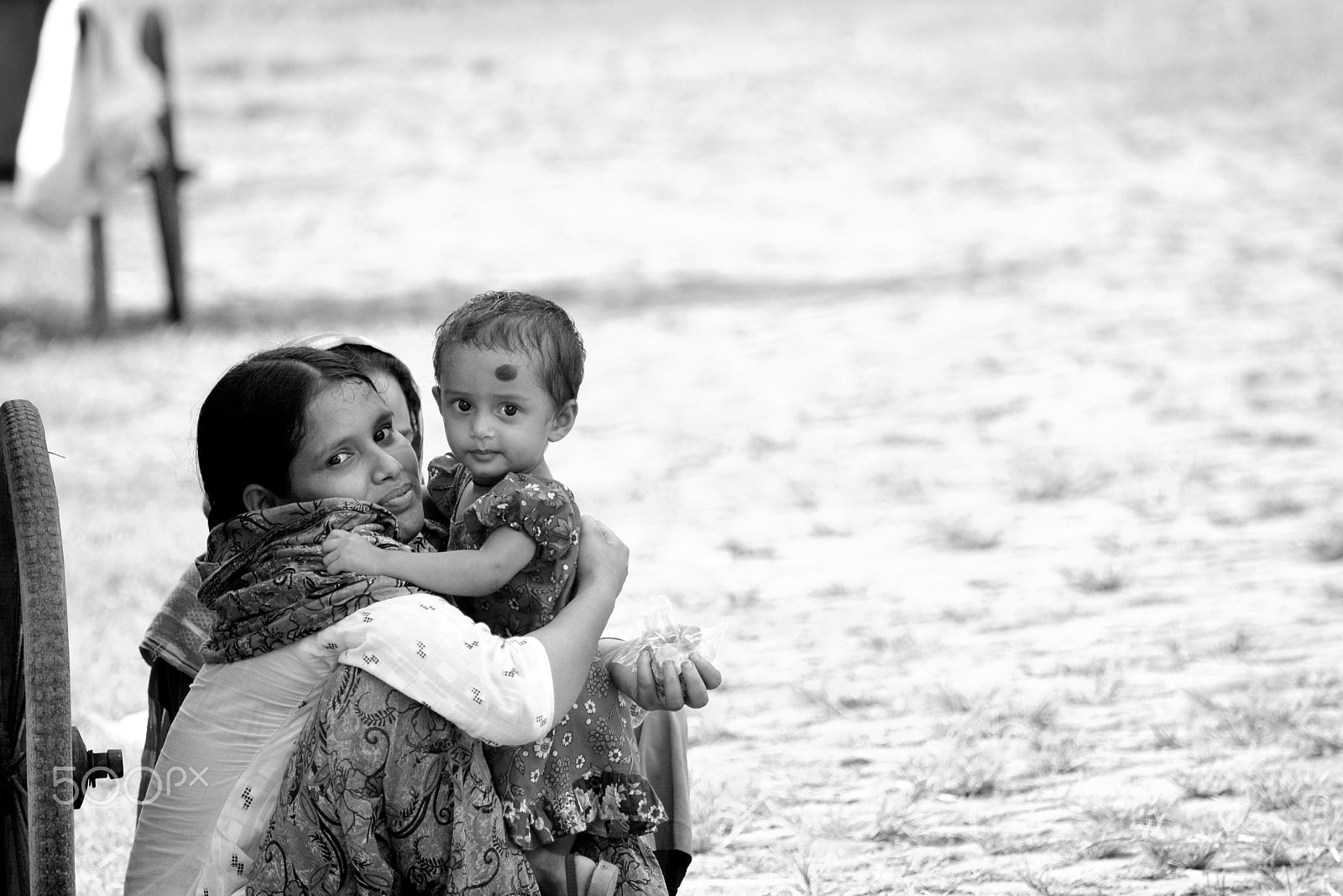 Nikon D5200 + Nikon AF-S DX Nikkor 55-300mm F4.5-5.6G ED VR sample photo. Mother and child photography