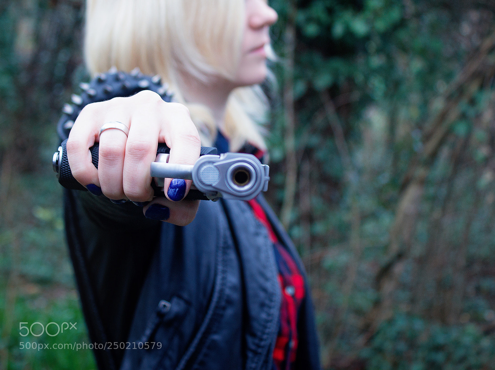 Canon EOS 1200D (EOS Rebel T5 / EOS Kiss X70 / EOS Hi) sample photo. Girl with gun photography