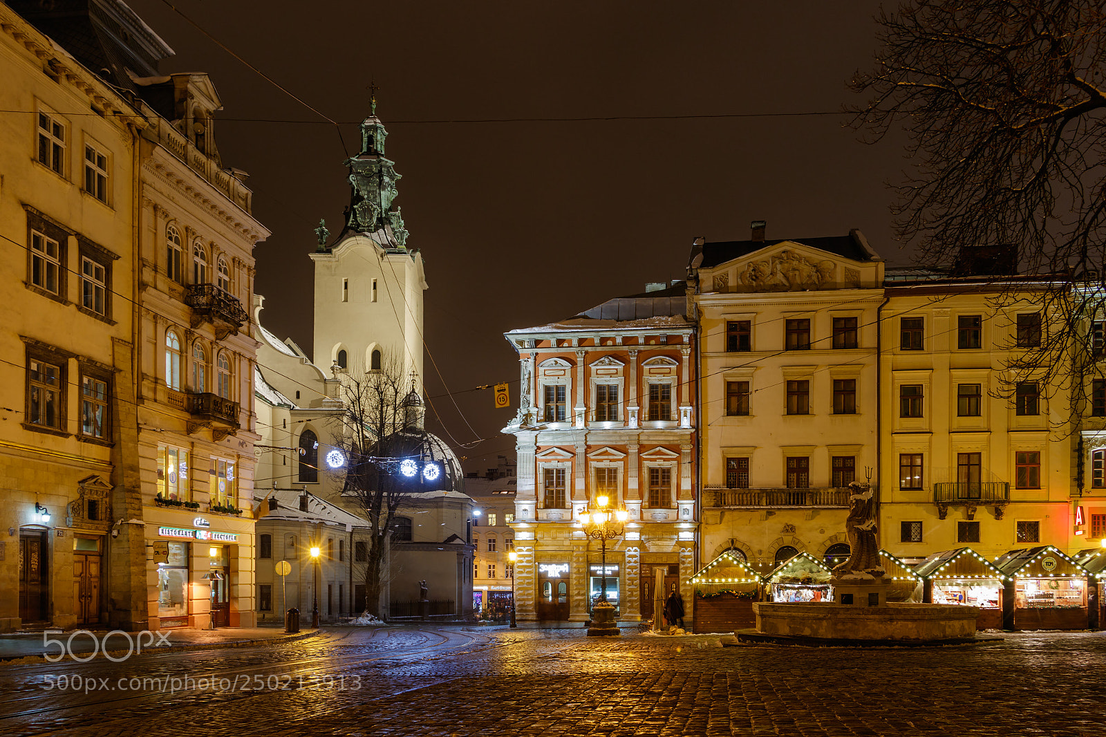 Canon EOS 7D Mark II sample photo. Rynok square, lviv photography