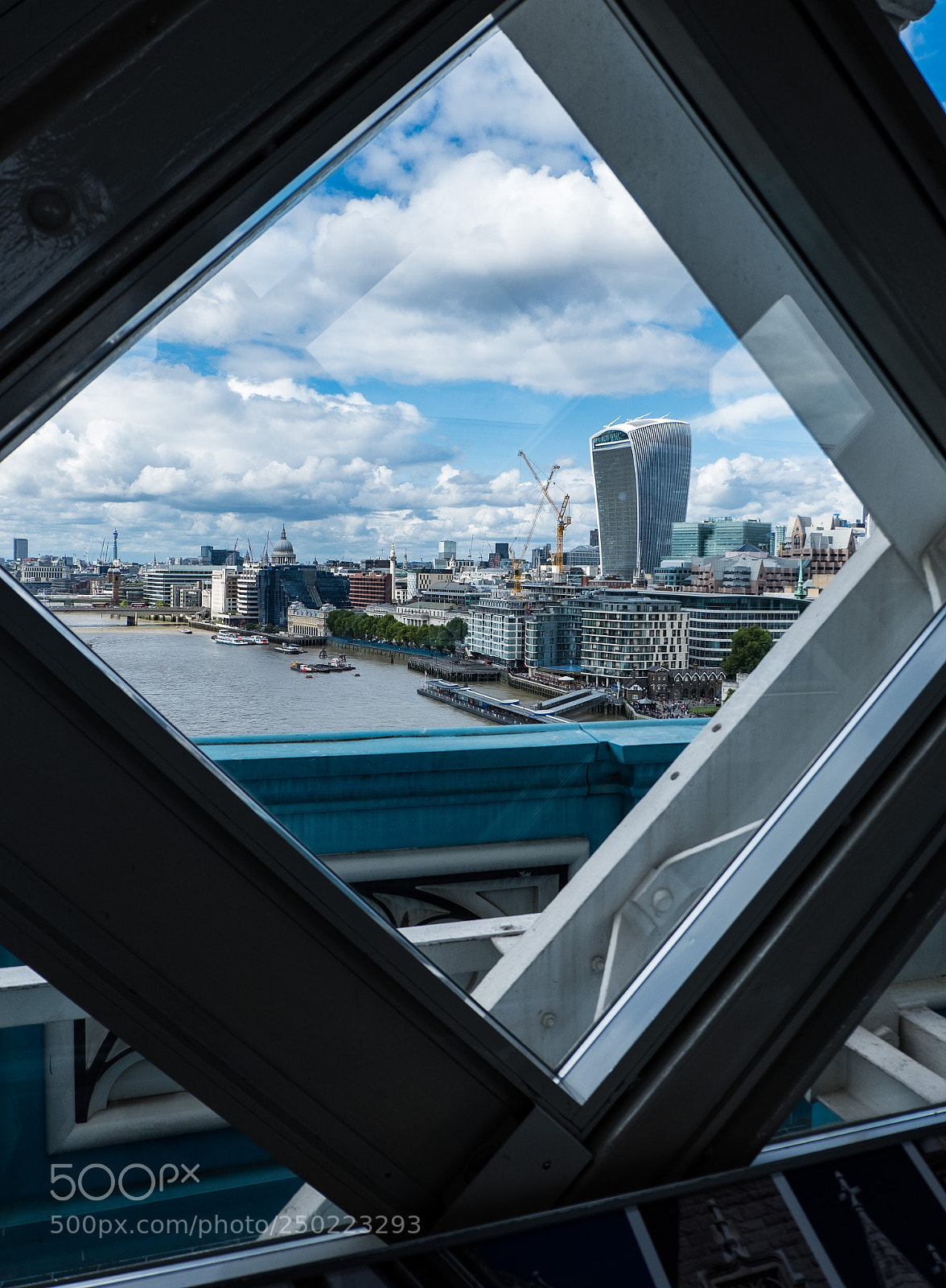 Fujifilm X-T20 sample photo. Walking through the london photography