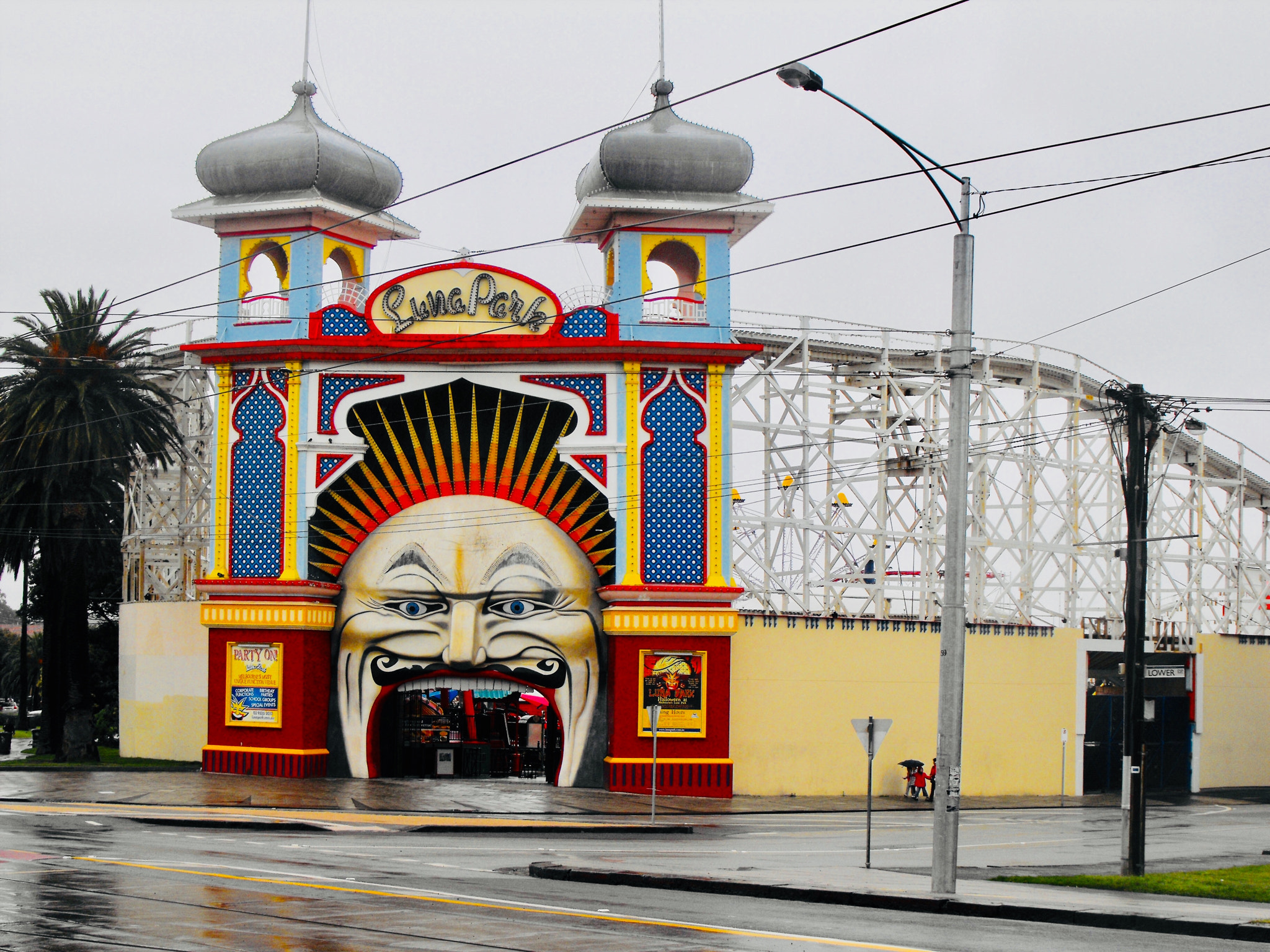 Fujifilm FinePix S1000fd sample photo. Luna park, melbourne photography