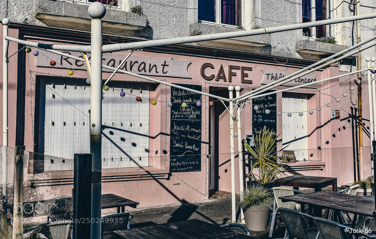 Fujifilm X100T sample photo. French pub closed photography
