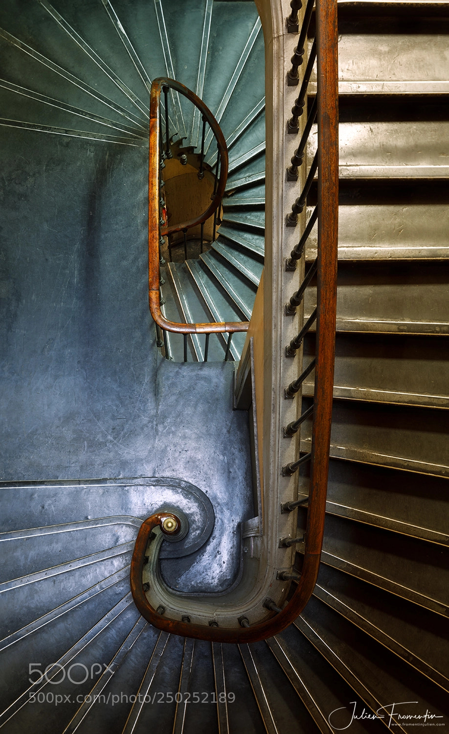 Canon EOS 5D Mark IV sample photo. Escalier central de la photography