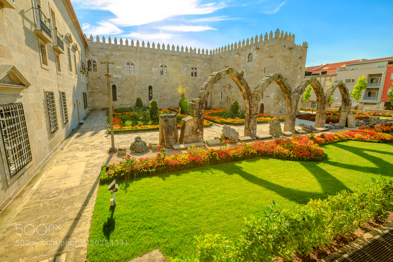 Canon EOS 5D Mark IV sample photo. Episcopal palace and arcade photography