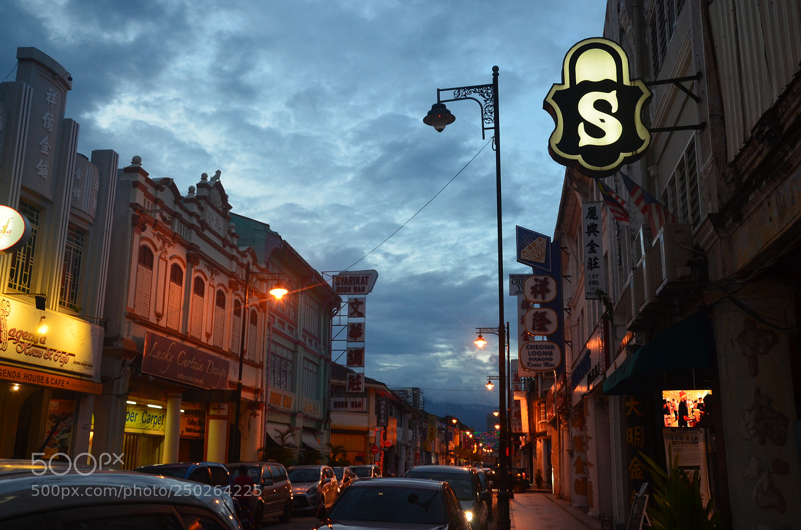 Nikon D5100 sample photo. Town night club street photography