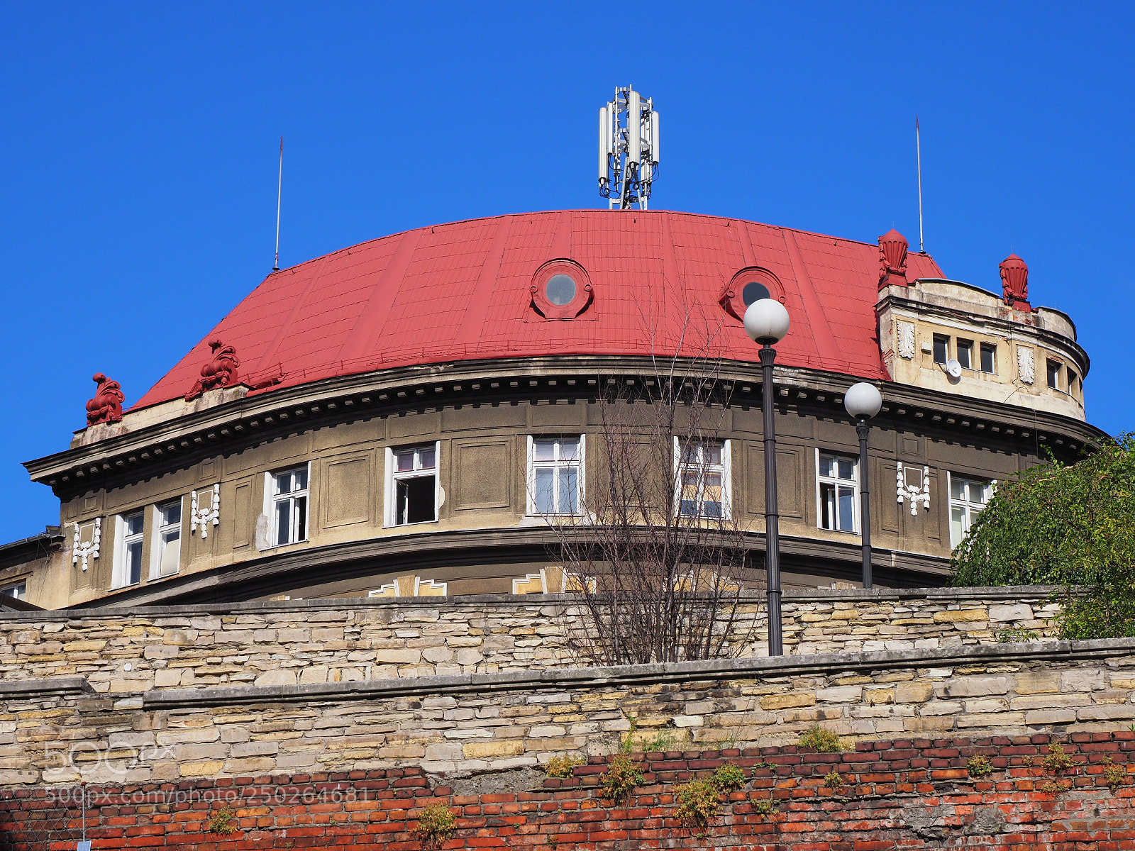 Olympus OM-D E-M1 Mark II sample photo. Round historical building with photography
