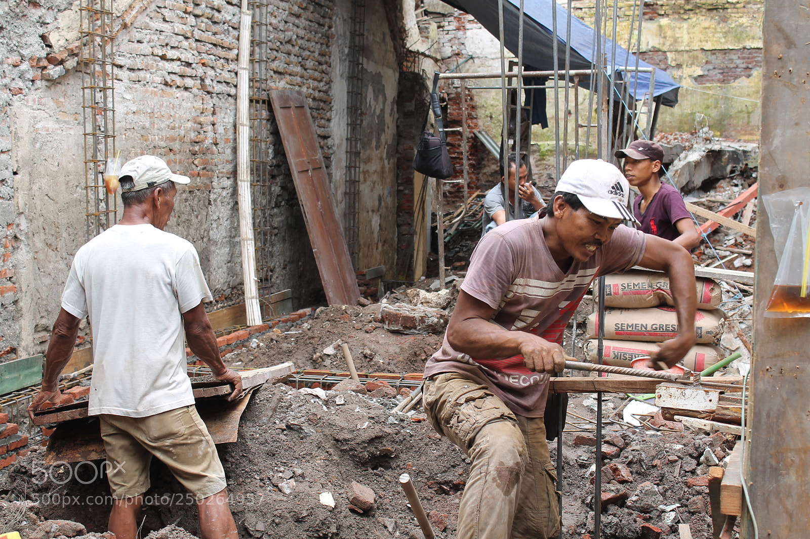 Canon EOS 1100D (EOS Rebel T3 / EOS Kiss X50) sample photo. Workers in surabaya photography