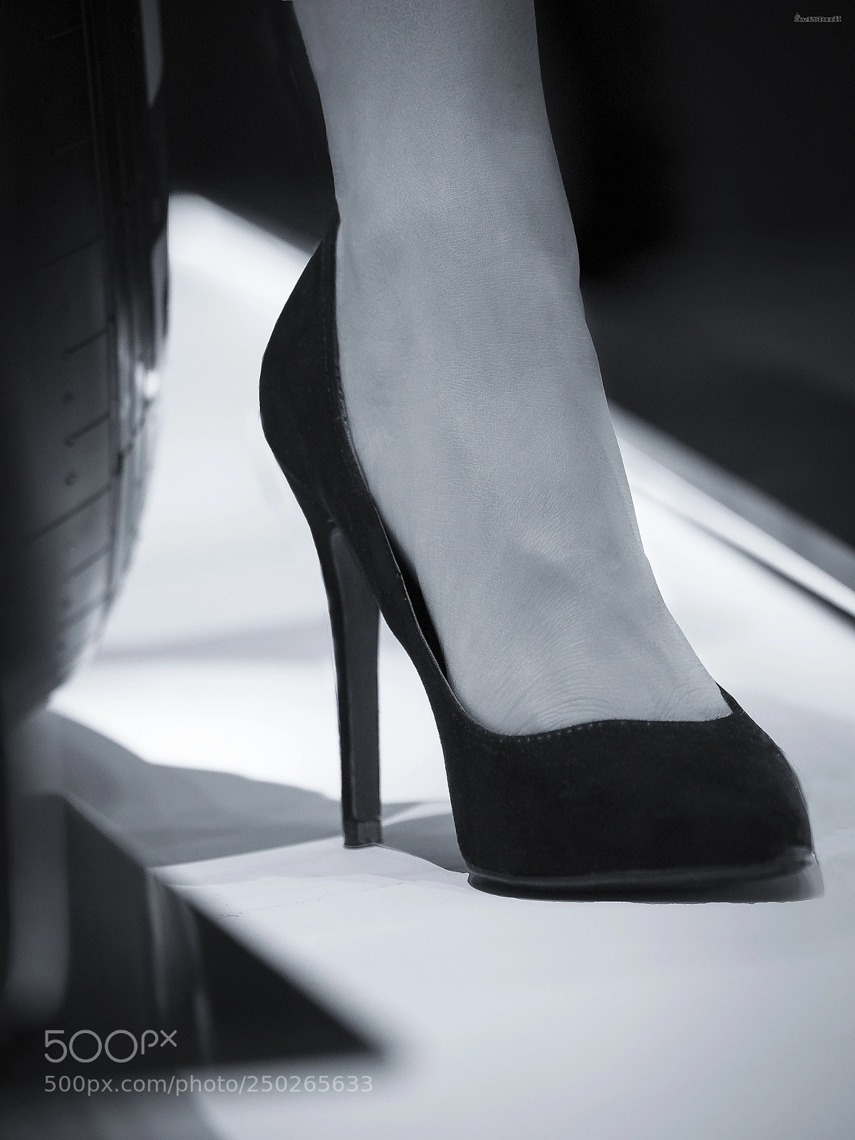Olympus OM-D E-M5 II sample photo. Heels of pirelli photography