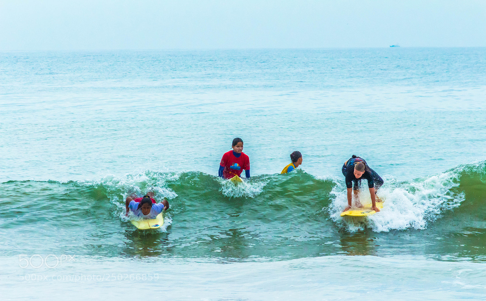 Canon EOS 700D (EOS Rebel T5i / EOS Kiss X7i) sample photo. Surfers photography