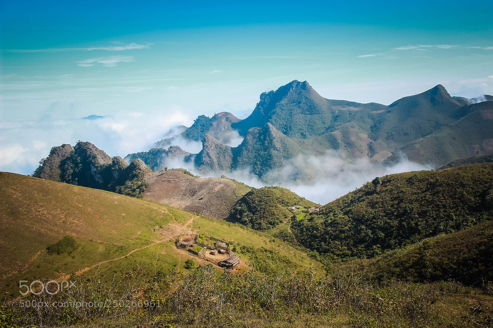 Canon EOS 600D (Rebel EOS T3i / EOS Kiss X5) sample photo. Cloud cover mountains photography