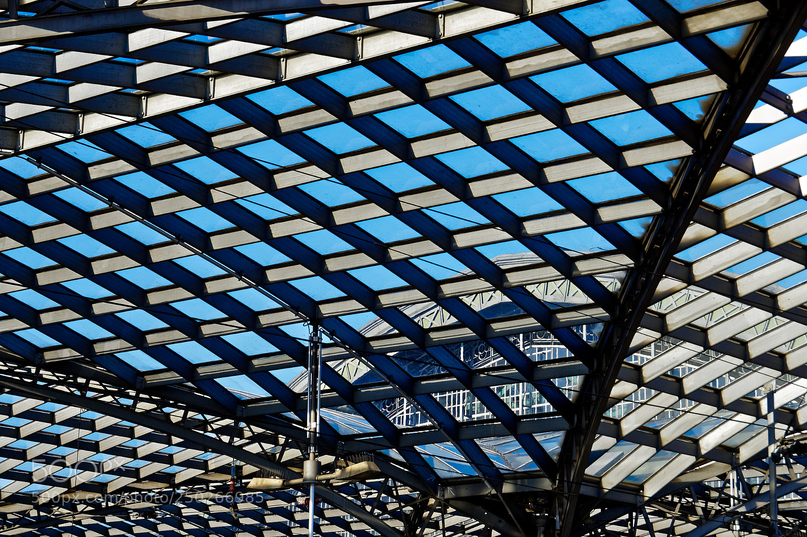 Olympus OM-D E-M10 sample photo. Cologne central station photography