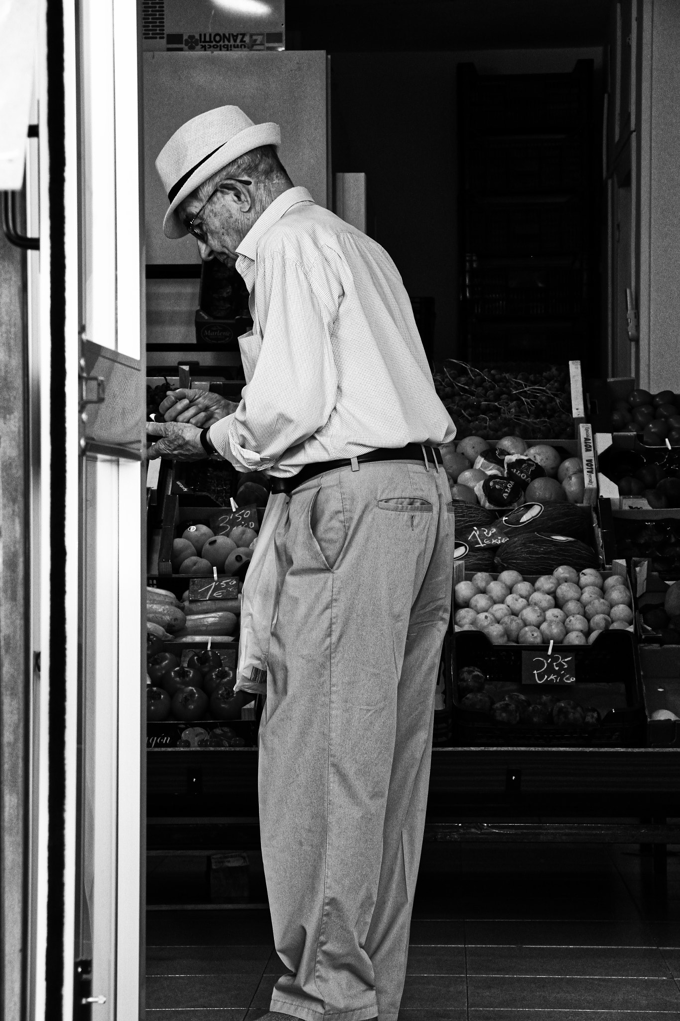 Canon EOS 7D + Canon EF-S 18-135mm F3.5-5.6 IS STM sample photo. Old man in fruitshop photography
