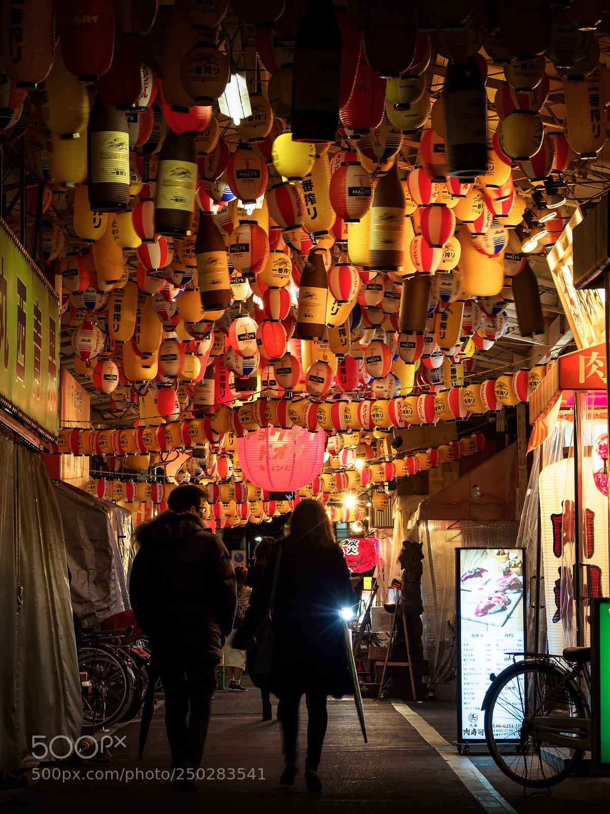 Olympus OM-D E-M1 Mark II sample photo. Lantern street photography