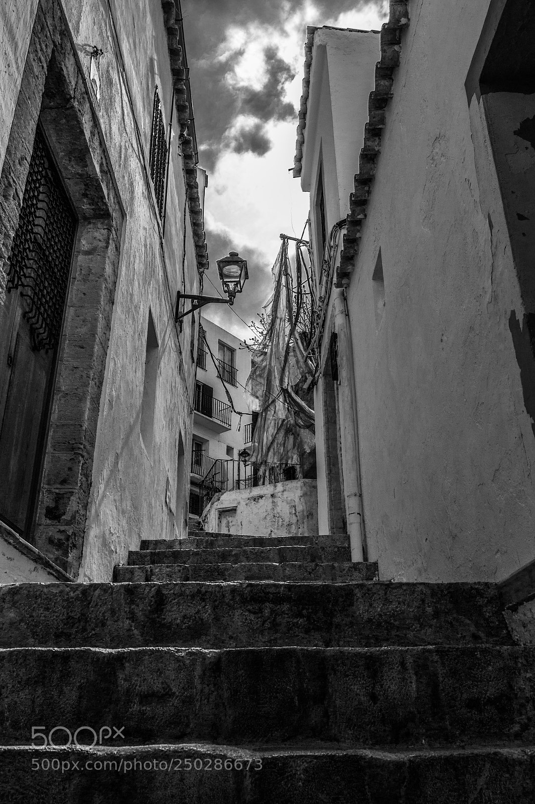 Canon EOS 100D (EOS Rebel SL1 / EOS Kiss X7) sample photo. The narrow stairs photography