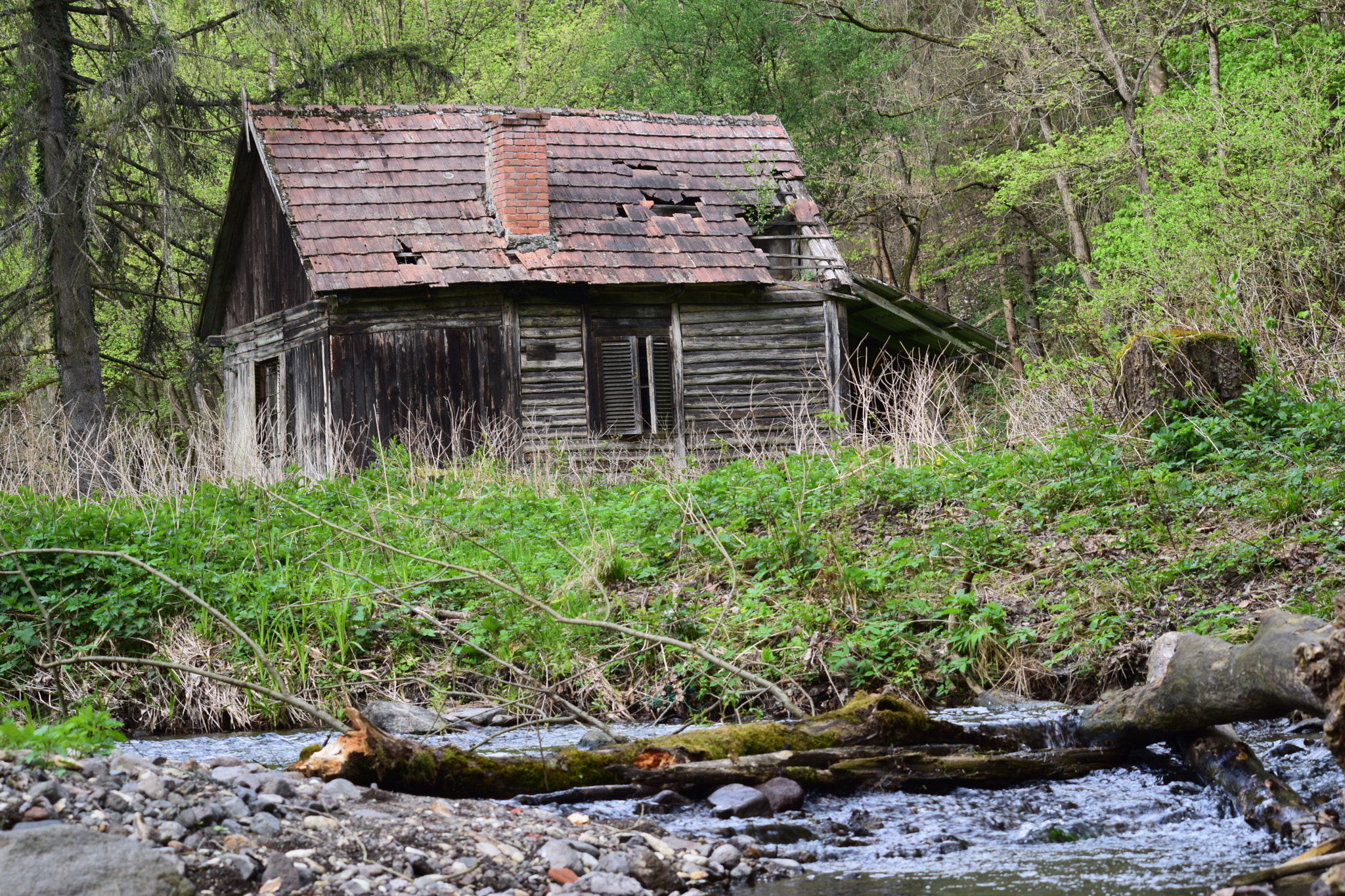Sigma 70-300mm F4-5.6 APO DG Macro sample photo. Abandoned wooden house photography