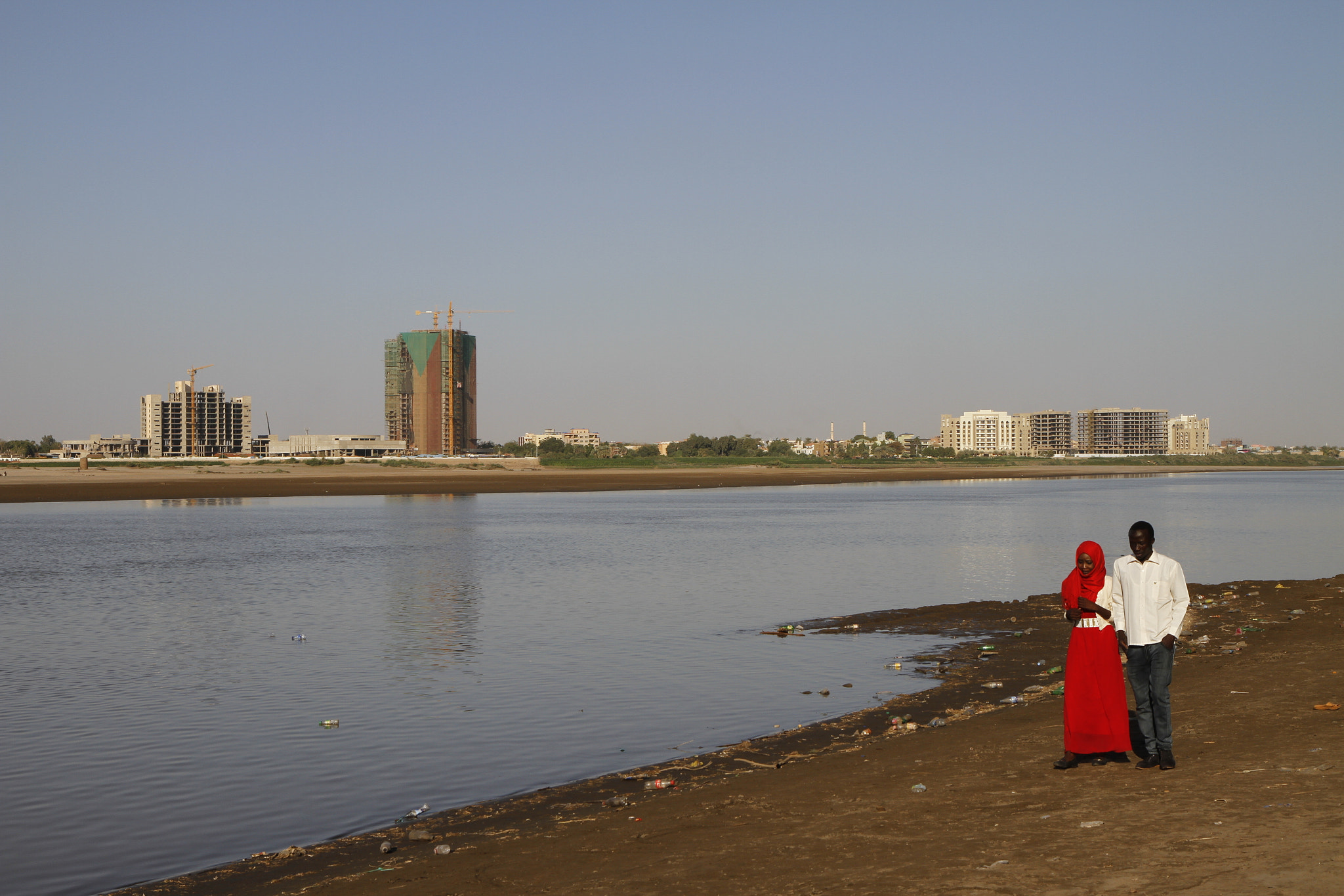 Canon EF-S 17-55mm F2.8 IS USM sample photo. Afternoon stroll along the bank of nile photography