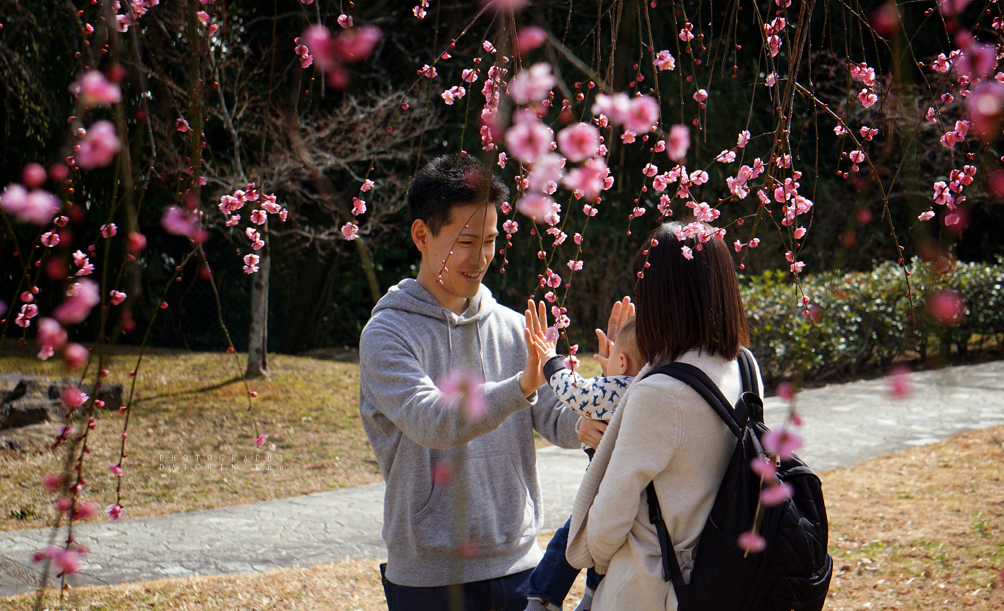 Sony FE 24-240mm F3.5-6.3 OSS sample photo. Parent-child touch photography