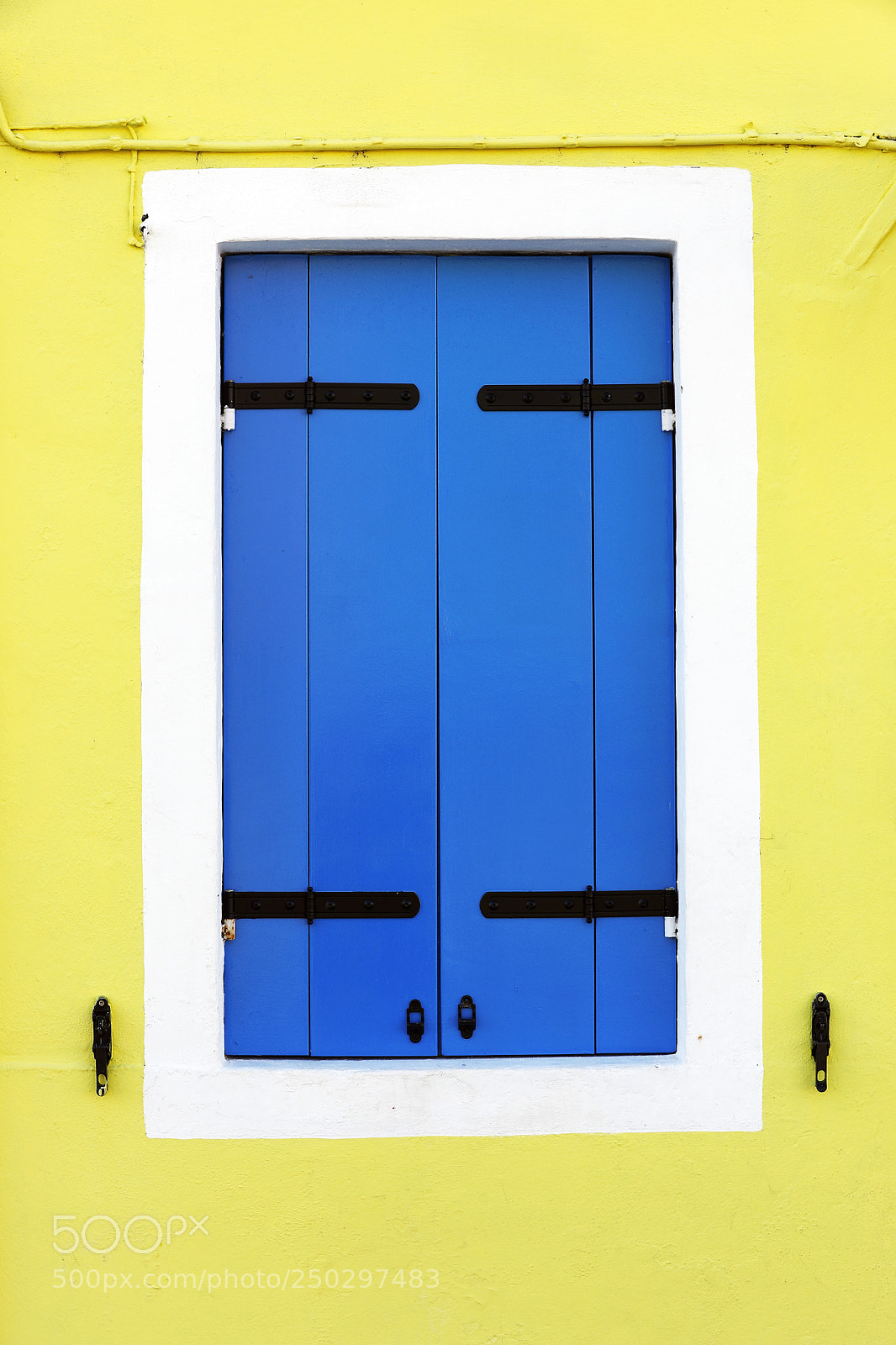 Canon EOS 5D Mark IV sample photo. Colorful window photography