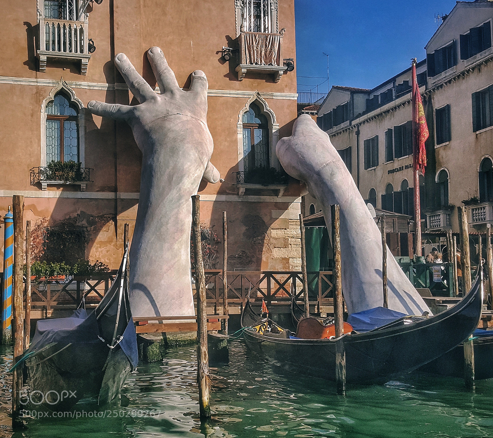 Samsung Galaxy S6 sample photo. Big hand in venice photography