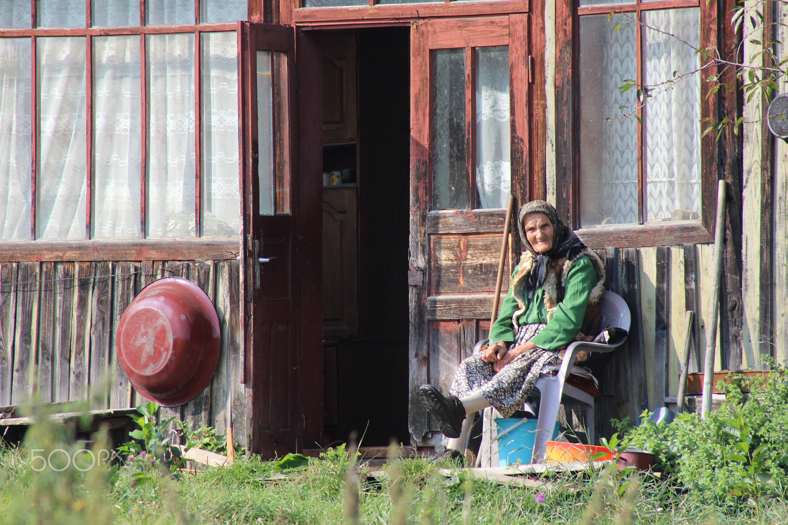 Canon EF 75-300mm f/4-5.6 sample photo. Old woman alone photography