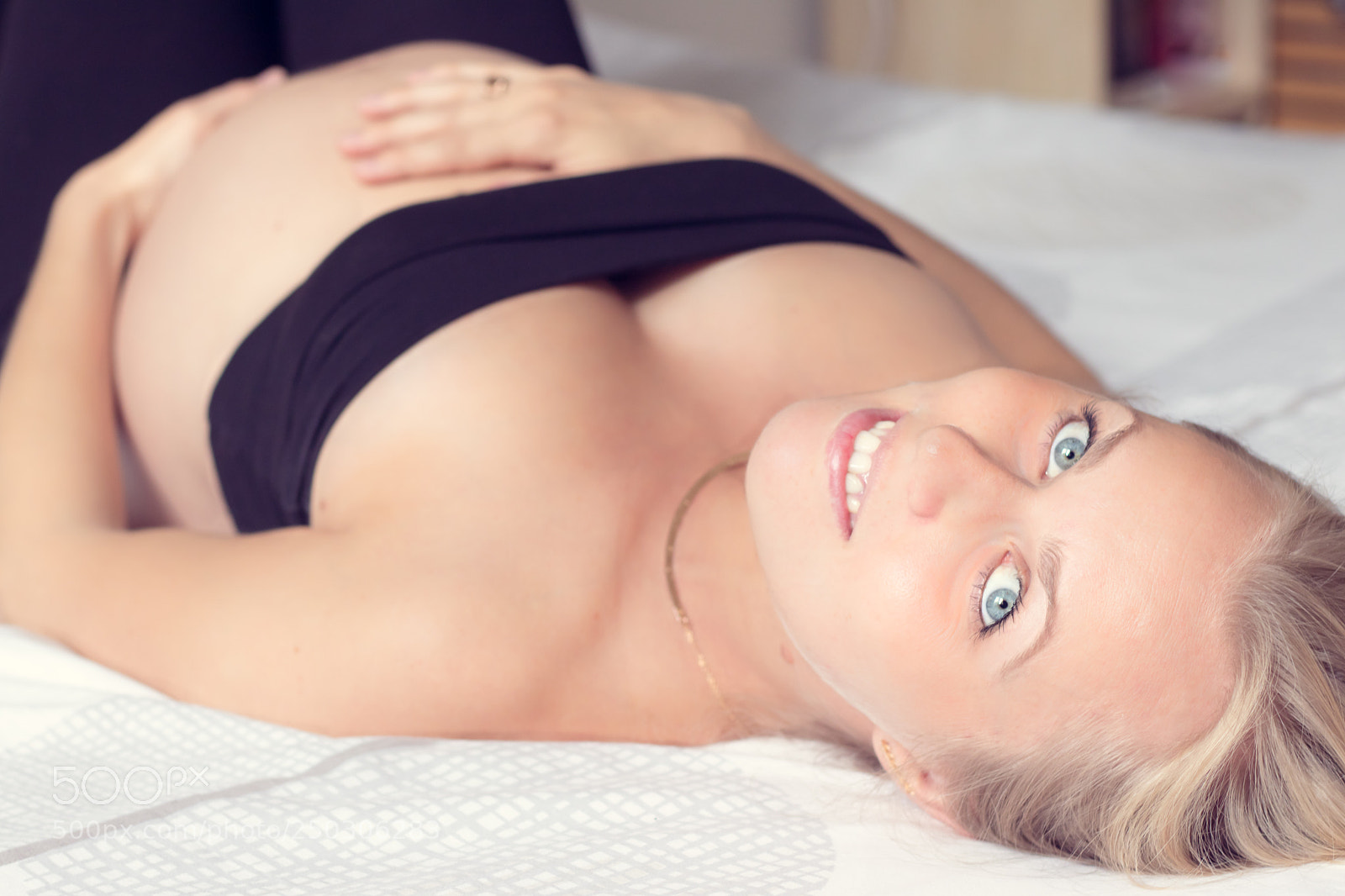 Canon EOS 80D sample photo. Pregnant woman photography