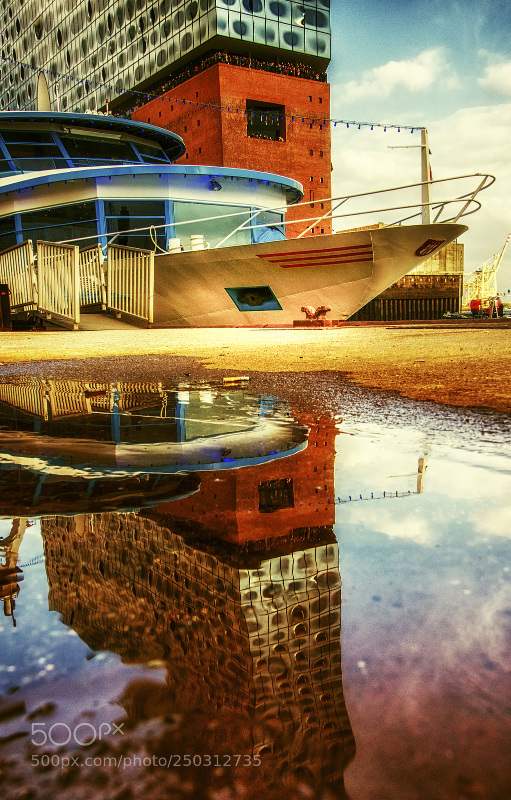 Canon EOS 700D (EOS Rebel T5i / EOS Kiss X7i) sample photo. Schiff vor elbphilharmonie hdr photography