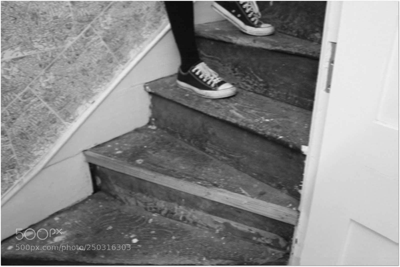 Canon EOS 700D (EOS Rebel T5i / EOS Kiss X7i) sample photo. Black and white converse photography