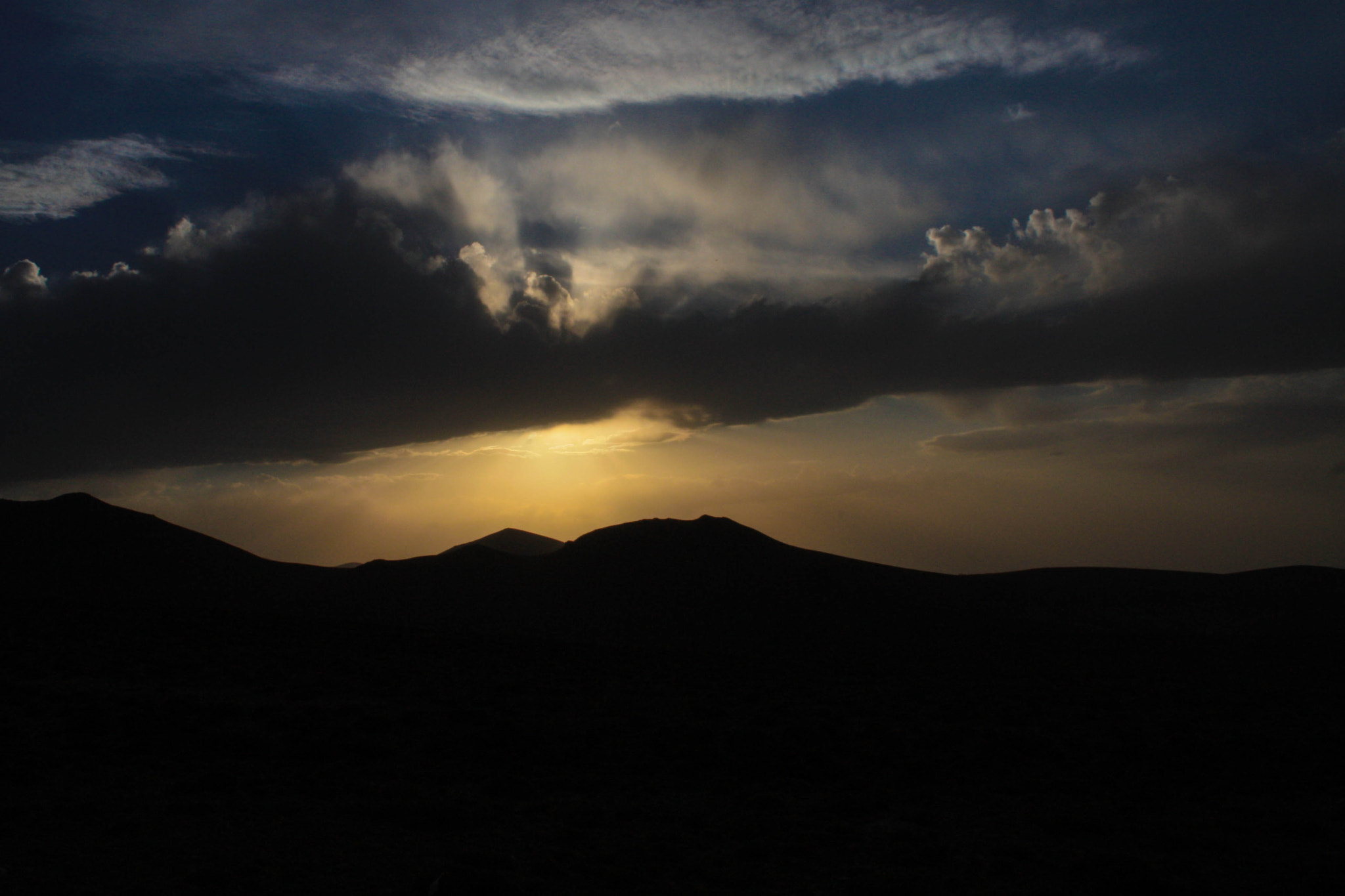 Canon EOS 450D (EOS Rebel XSi / EOS Kiss X2) sample photo. Sunset clouds photography