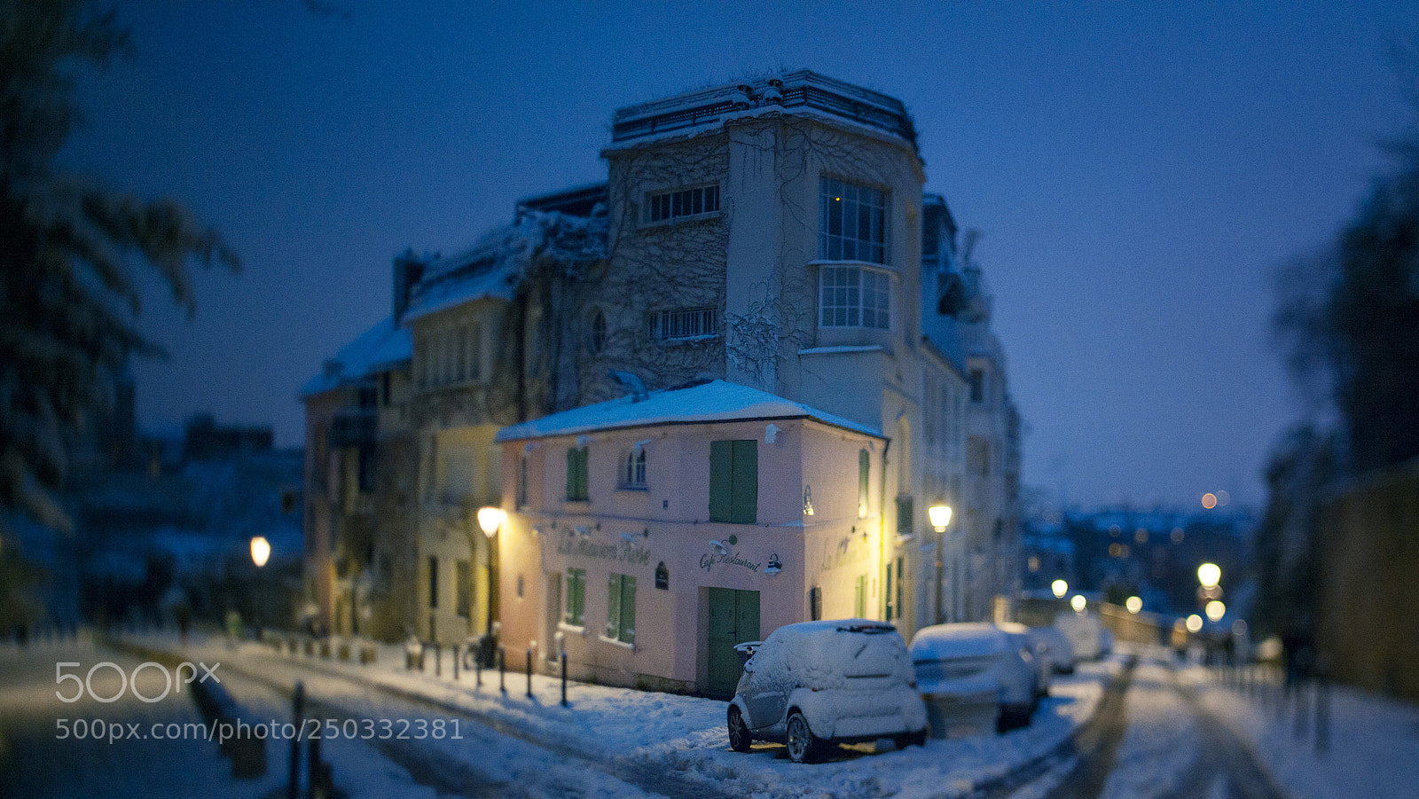 Canon EOS 5D Mark II sample photo. Maison rose en blanc photography