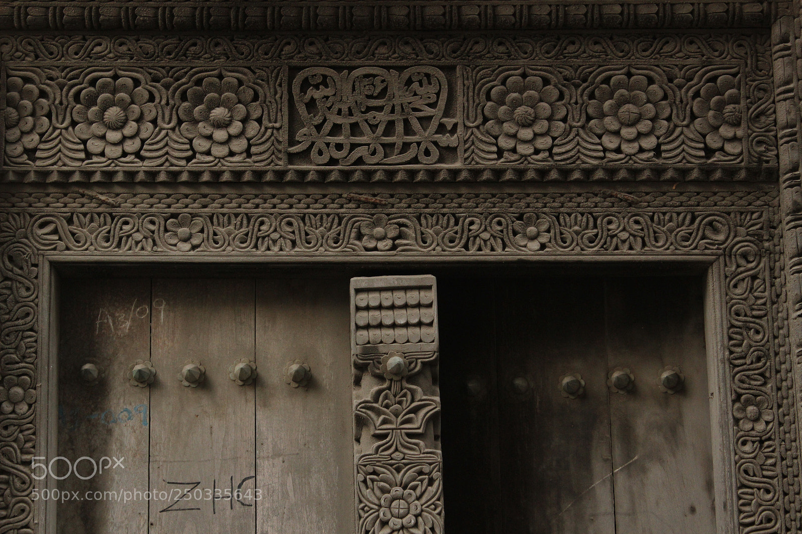 Canon EOS 600D (Rebel EOS T3i / EOS Kiss X5) sample photo. Entrance to zanzibar's past photography