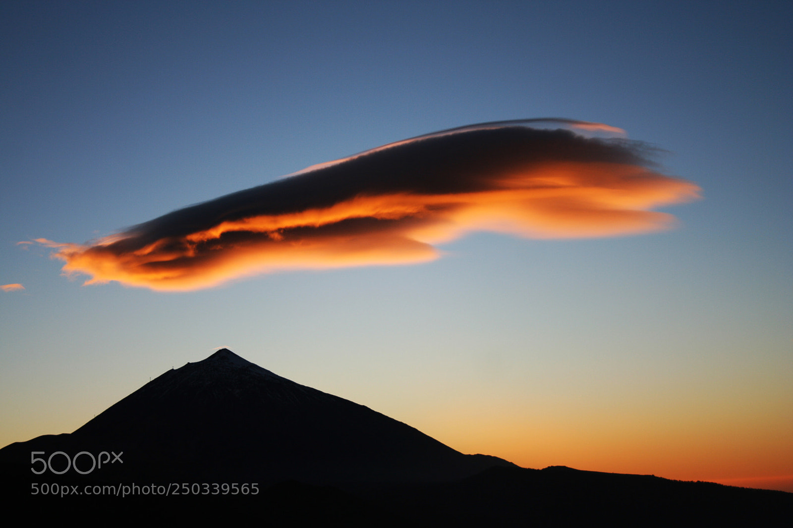 Canon EOS 350D (EOS Digital Rebel XT / EOS Kiss Digital N) sample photo. Lenticular teide photography