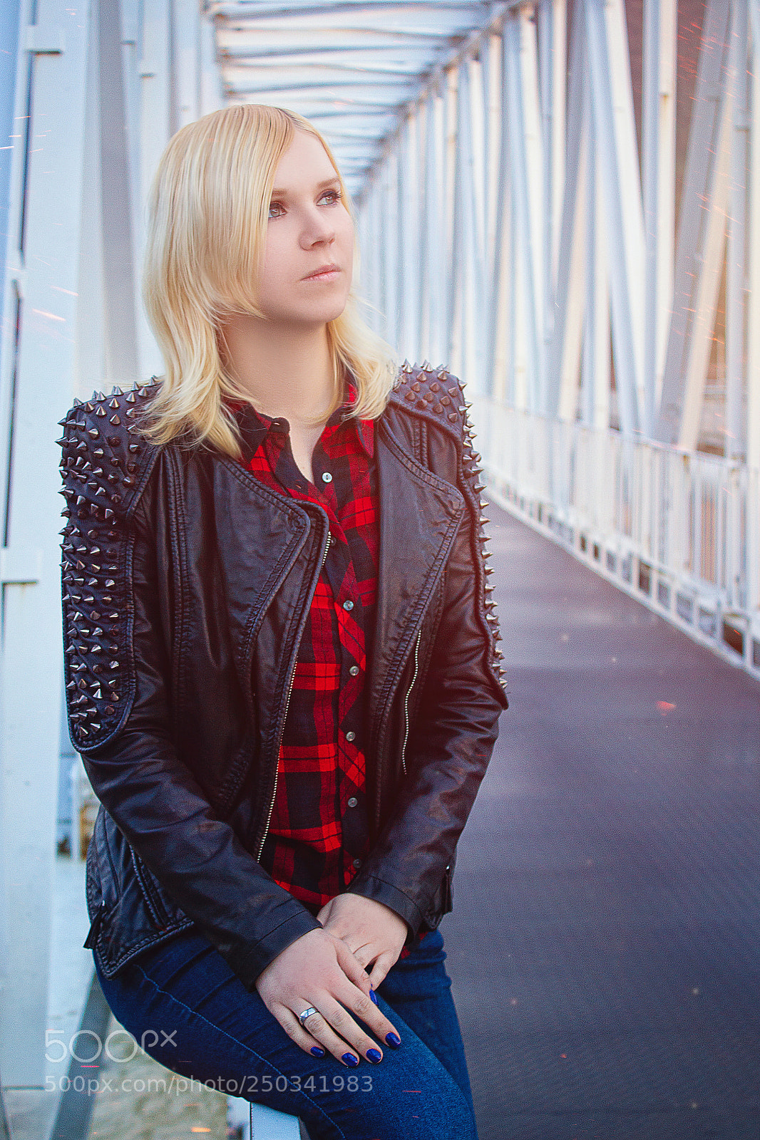 Canon EOS 1200D (EOS Rebel T5 / EOS Kiss X70 / EOS Hi) sample photo. Girl on the bridge photography