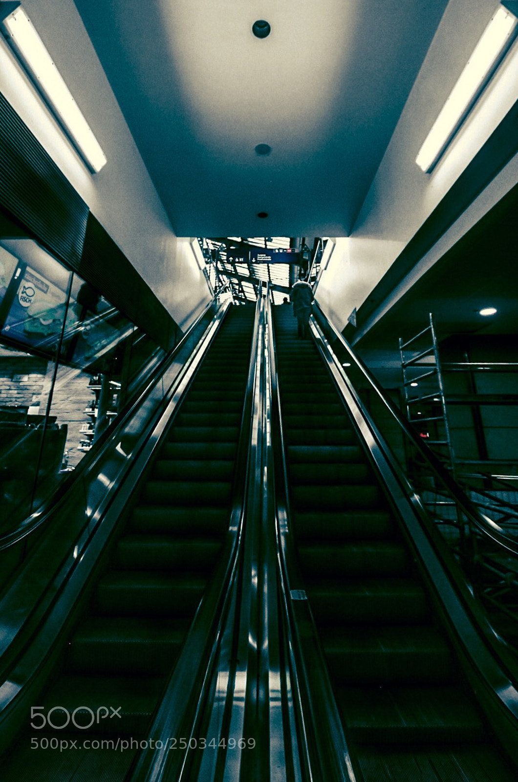Canon EOS 600D (Rebel EOS T3i / EOS Kiss X5) sample photo. Dark stairs photography
