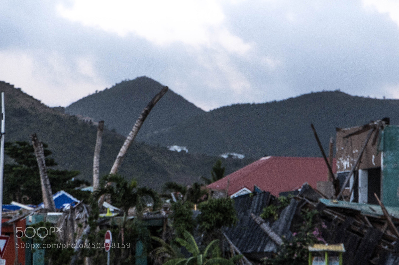 Canon EOS 700D (EOS Rebel T5i / EOS Kiss X7i) sample photo. Housses destruction photography