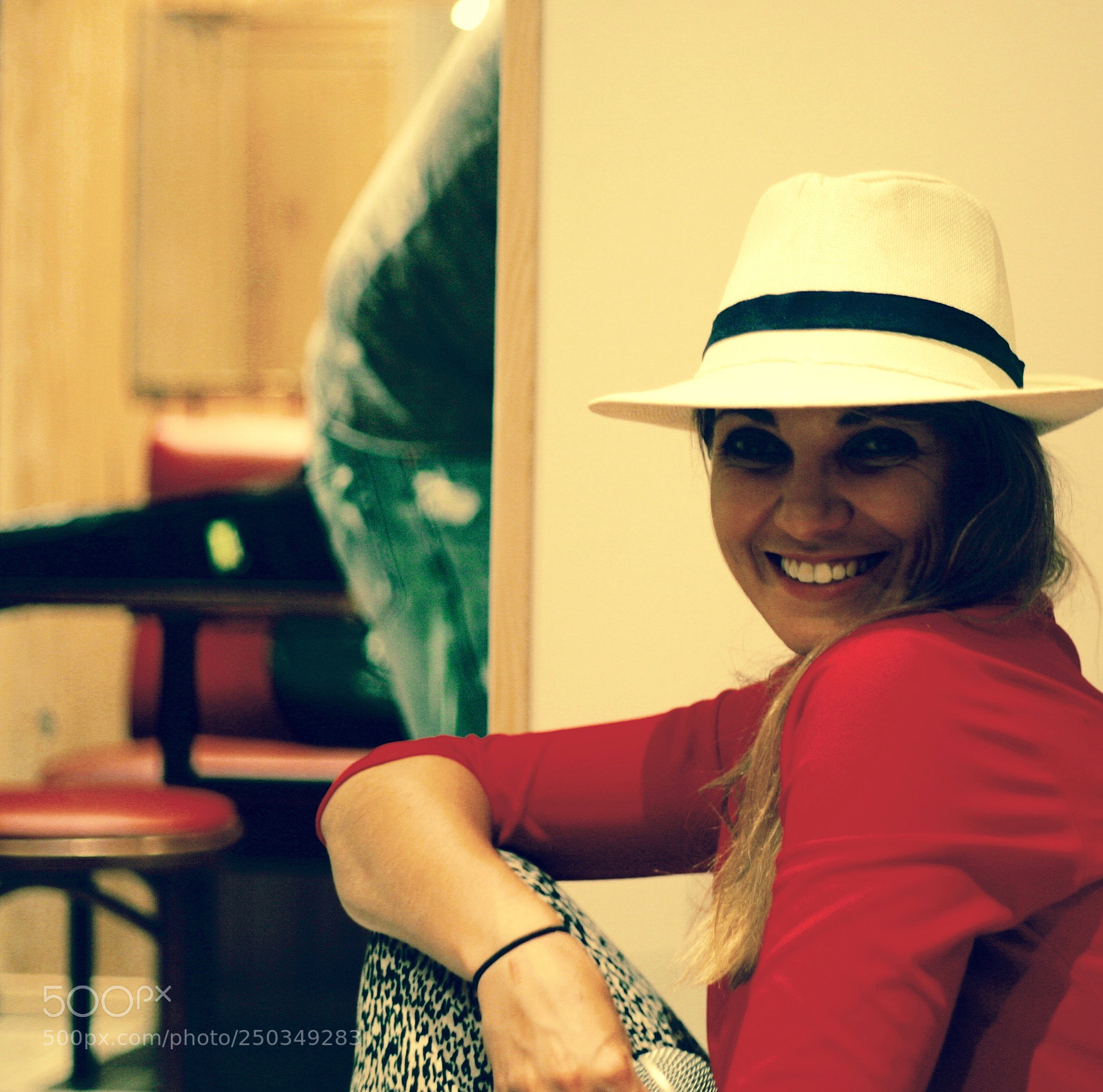 Canon EOS-1D Mark II sample photo. Smiling panama hat photography